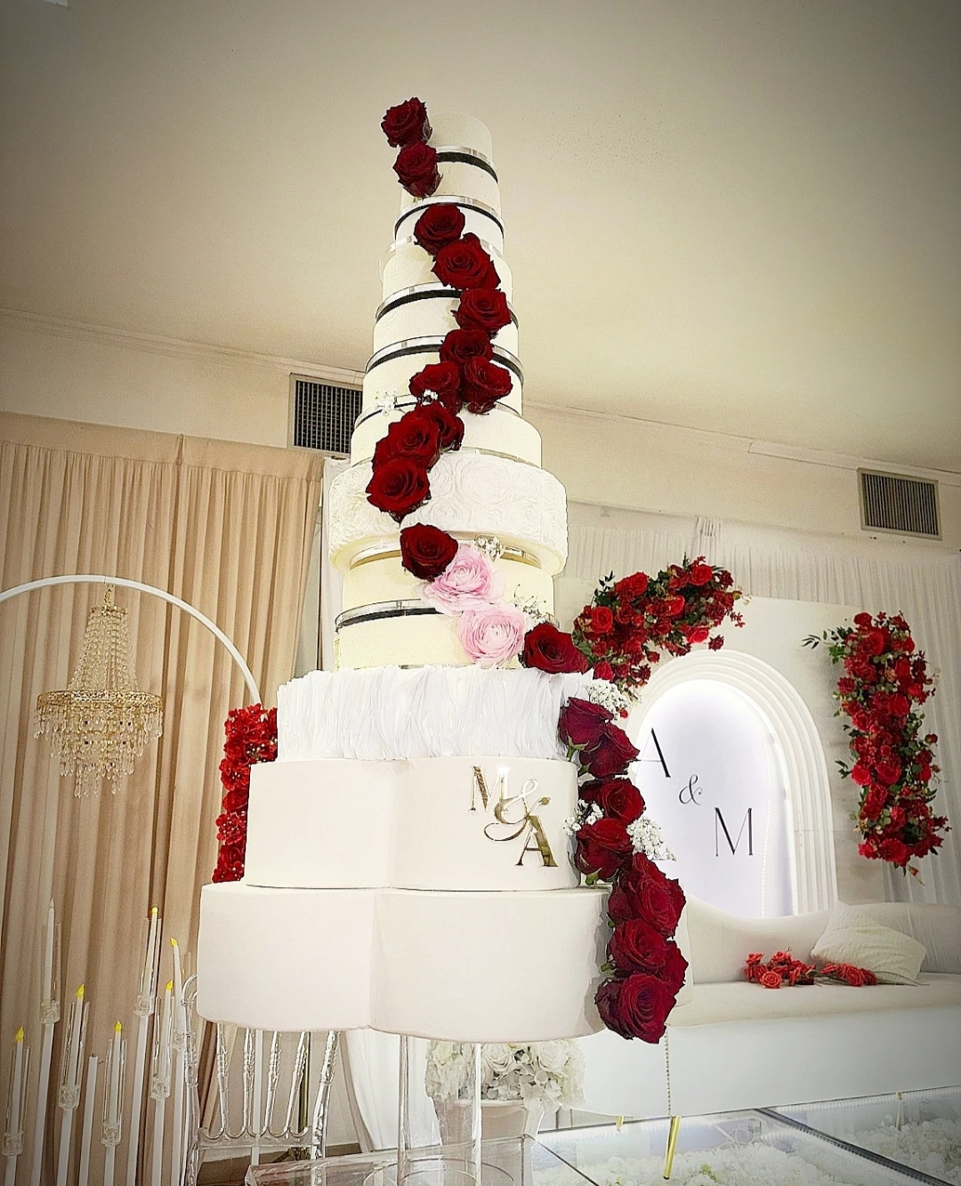 Pièce montée de mariage à Toulon par La Cour Sucrée — décor floral